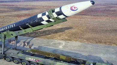 تجهيز صاروخ باليستي كوري شمالي عابر للقارات (ICBM) للإطلاق